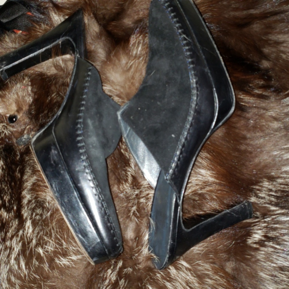 STUART WIEZMAN SUEDE SLING BACK PUMPS